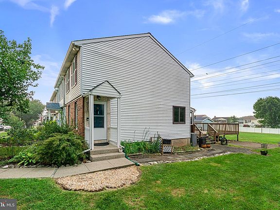 3rd image of 40 Towns Ct