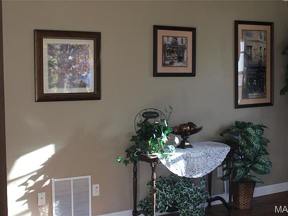 2nd image of 2115 Hill Crest Dr