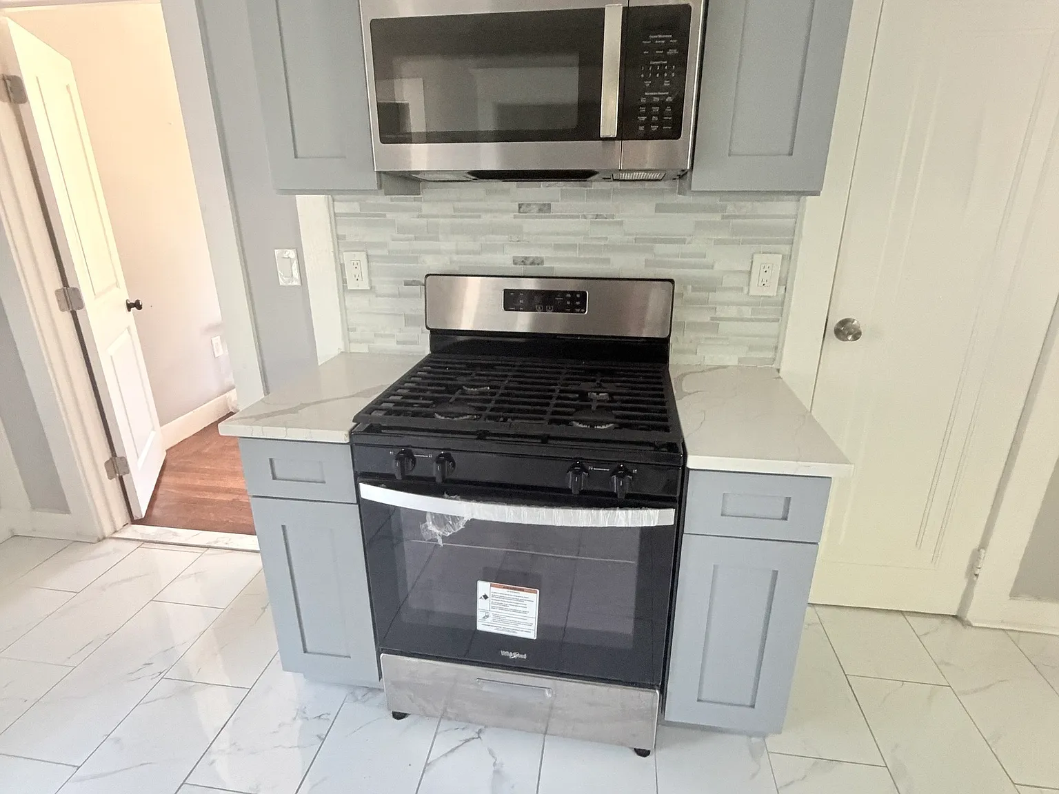 3 bed, 1.0 bath, 1656 sqft, $2,000 — Photo 2