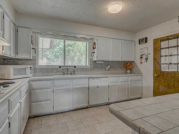 3rd image of 15 Greenbrier Dr