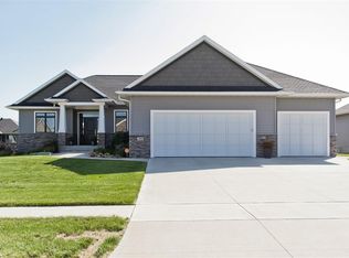 400 Ascot Ln, Robins, IA 52328