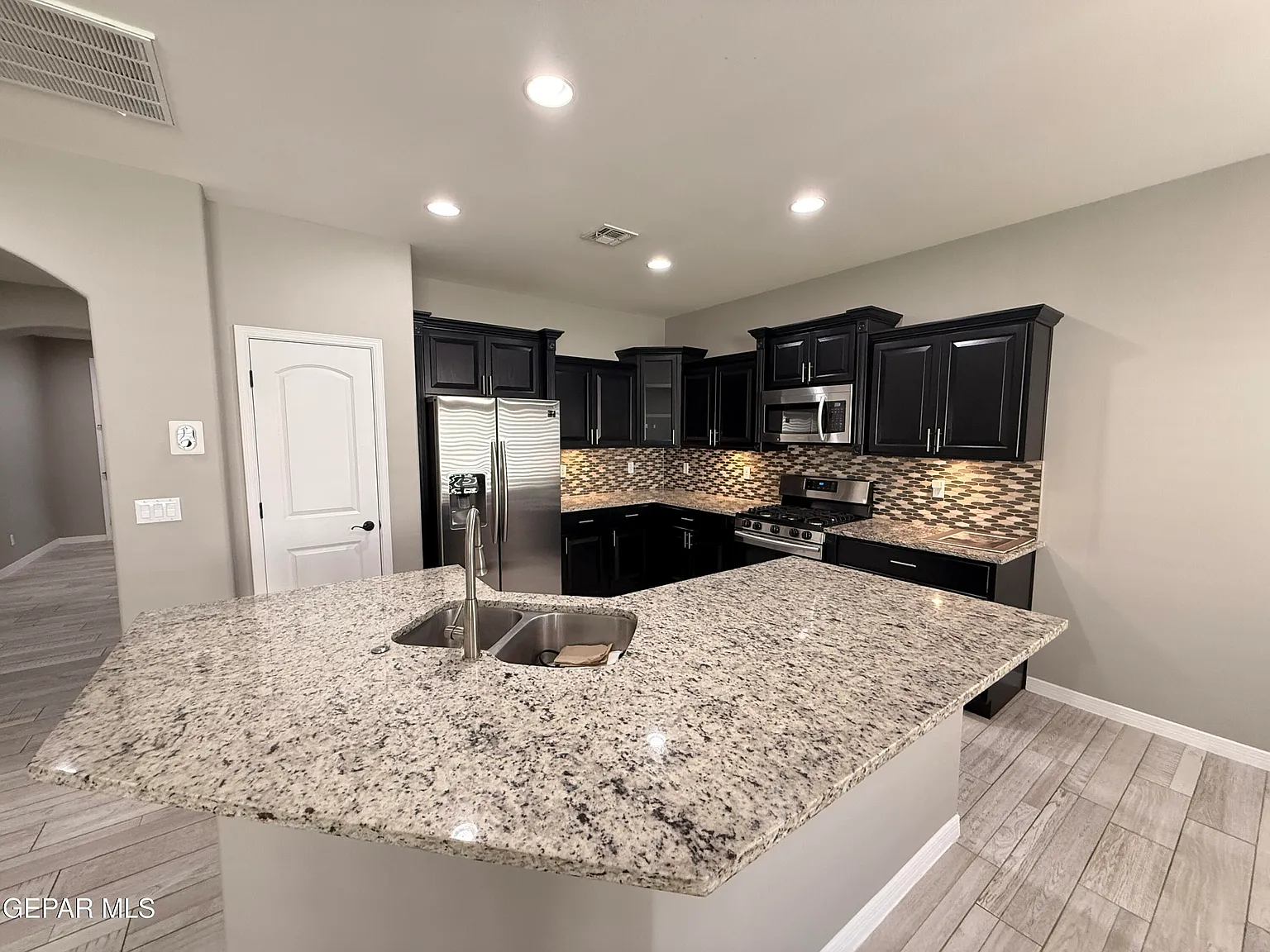 4 bed, 2.0 bath, 1812 sqft, $2,100 — Photo 3