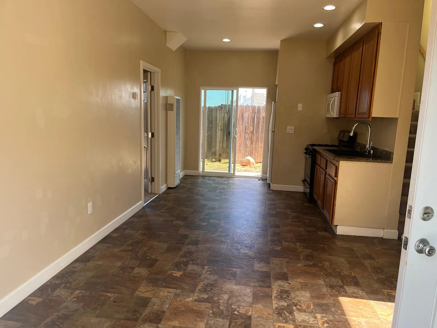 4 bed, 1200 sqft, $5,600 — Photo 3