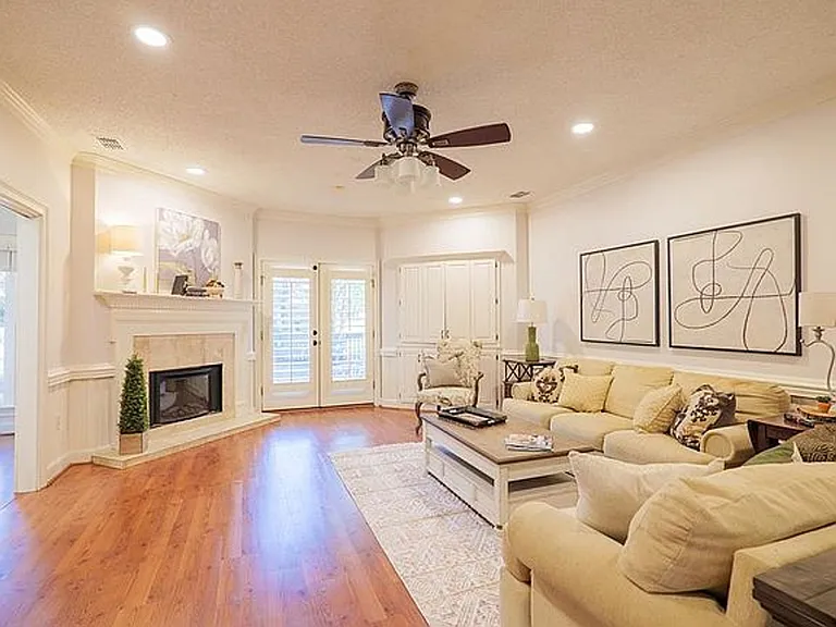 1009 Williamsburg Dr — Photo 9