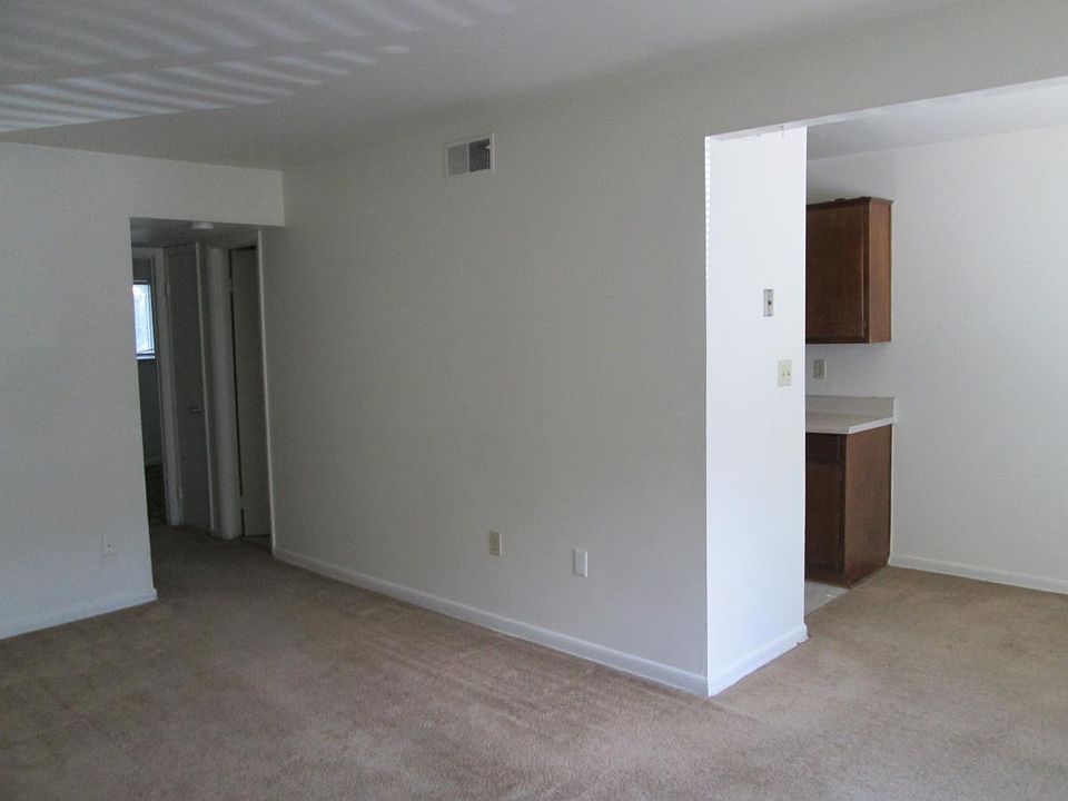 Living room/dining area