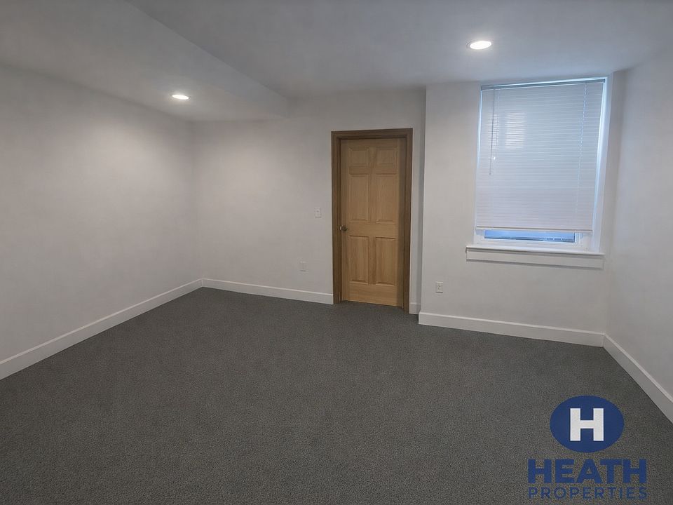 2nd image of 218 Hemenway St #4