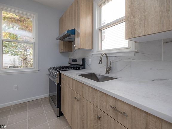 5th image of 120 W Linden Ave