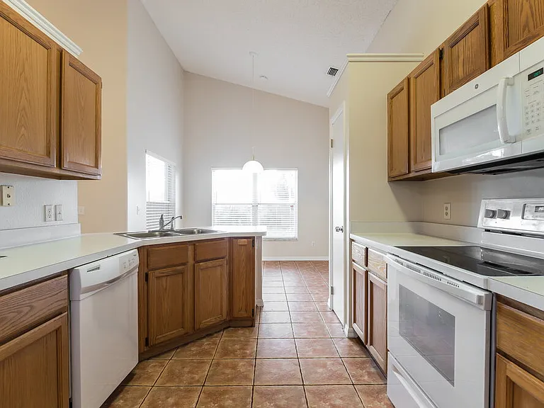 502 Valencia Place Cir — Photo 6