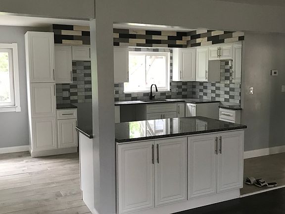 4th image of 17011 Roslyn Ave