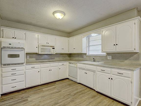 5th image of 12400 Springwood Dr