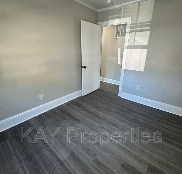 1200 E Holly St — Photo 6