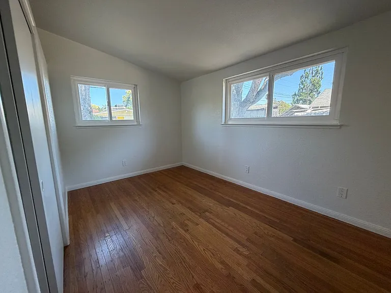 8945 Fashion Dr — Photo 18