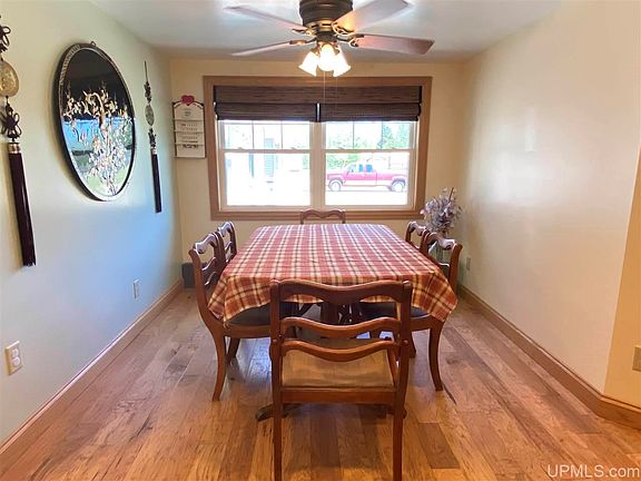 5th image of 724 E King Lake Ln