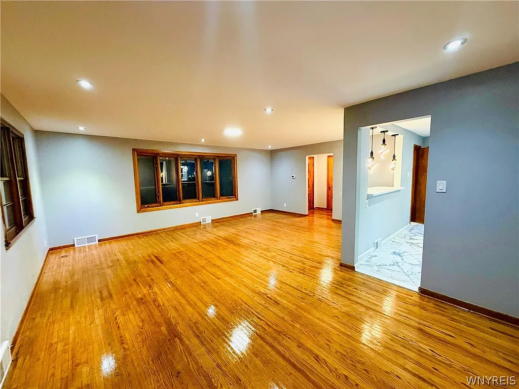 3 bed, 1.0 bath, 1160 sqft, $2,400 — Photo 3