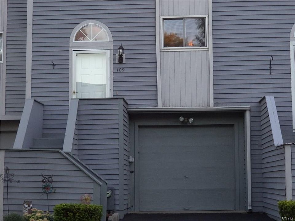 1st image of 109 Iron Oak Cir