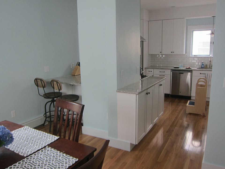 2nd image of 128 Hudson St