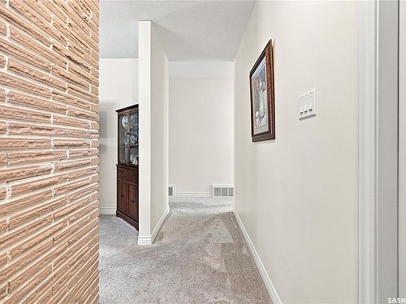 4th image of 220 FRONTENAC DRIVE