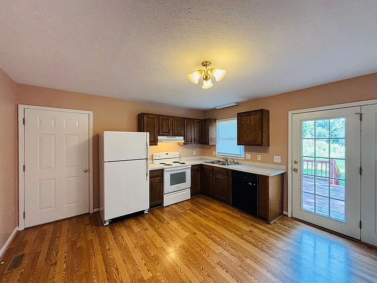 1302 Sandy Cir — Photo 14