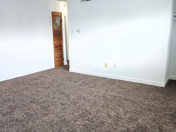 3rd image of 610 Oak Cv #8