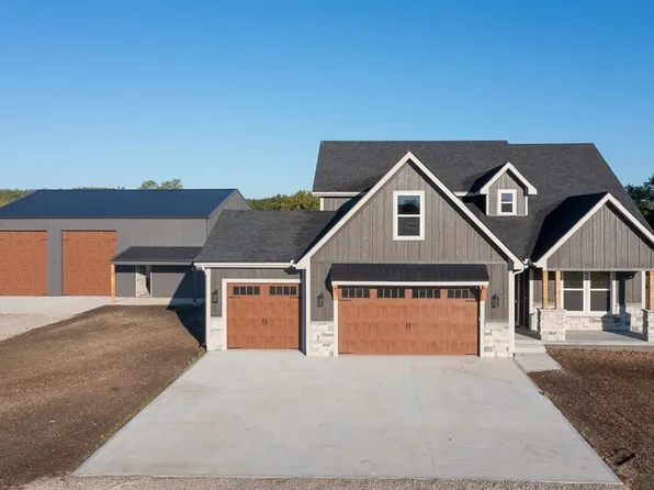 20143 Tonganoxie Dr, Tonganoxie, KS 66086