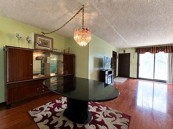 4th image of 5408 Chateau Dr #3
