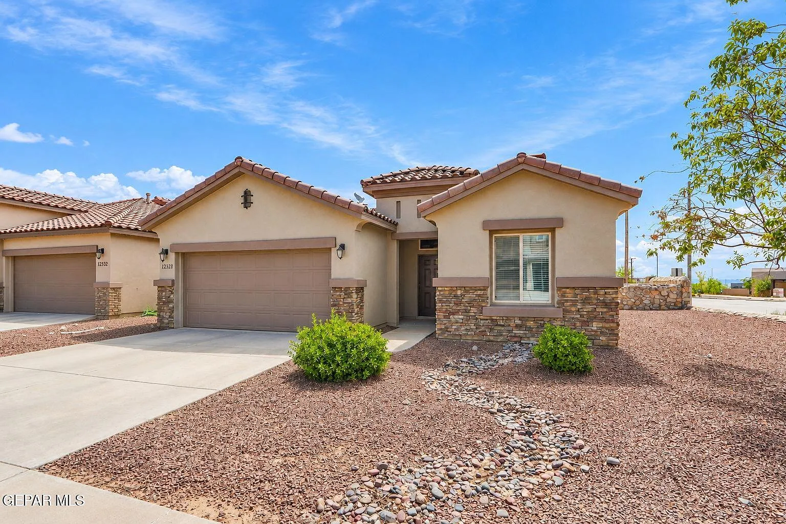 3 bed, 2.0 bath, 1712 sqft, $2,100 — Photo 2