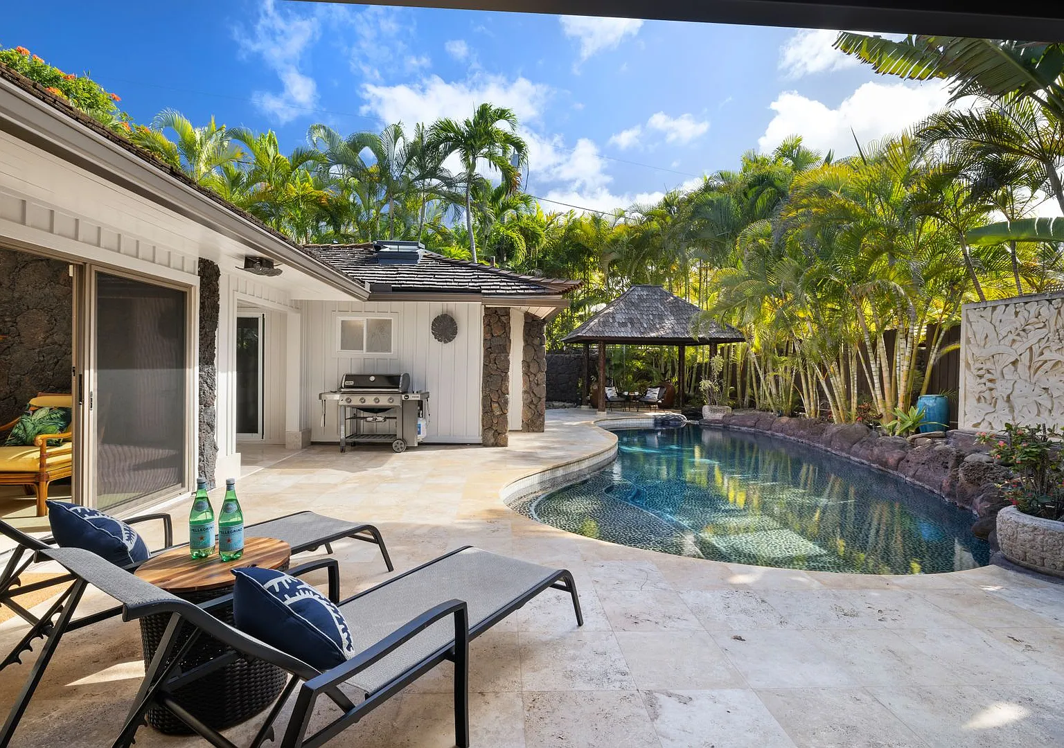 Large 6 Bedroom/5 Bathroom Home on Quiet Kailua Private Lane with Heated Pool and Spa Available 1... — Photo 4
