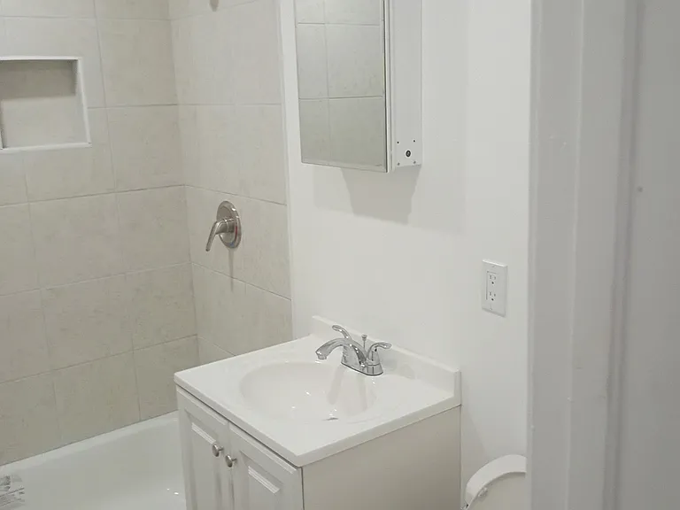 1082-1084 N Lewis Ave #B — Photo 7