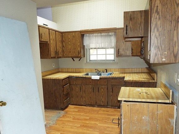 3rd image of 165 E Woodside Ave