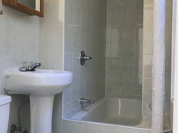 4th image of 402 W 51st St APT 4D