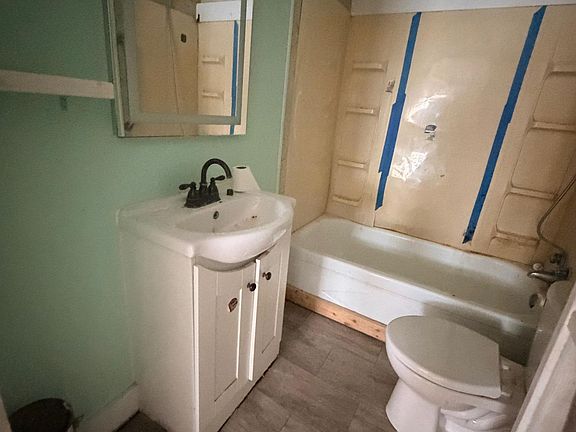 4th image of 1007 Roslyn Ave