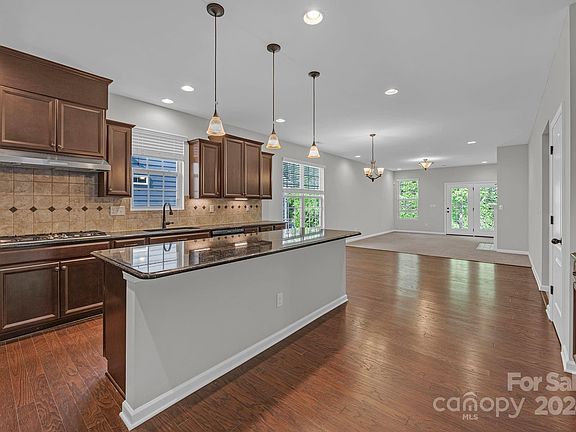 5th image of 909 Mayapple Way