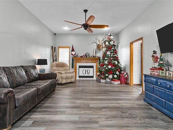 5th image of 824 Black Oak Dr