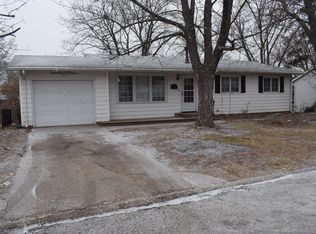 28 Parklane Cir, Bettendorf, IA 52722