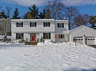 29 Oaktree Ln, Niskayuna, NY 12309