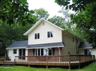 82 W Shore Dr, Hawley, PA 18428