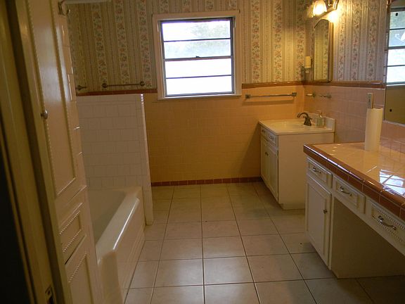 2nd image of 1529 Woodland Dr