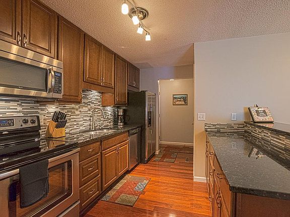 3rd image of 947 Pondview Ct