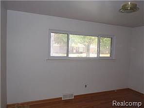 5th image of 3166 Clarence St