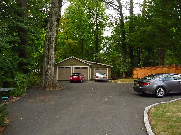 4th image of 160 Midland Ave #2