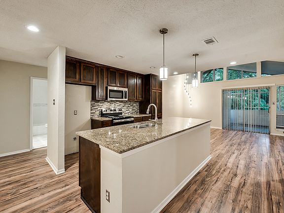 2nd image of 1909 Westcliff Dr