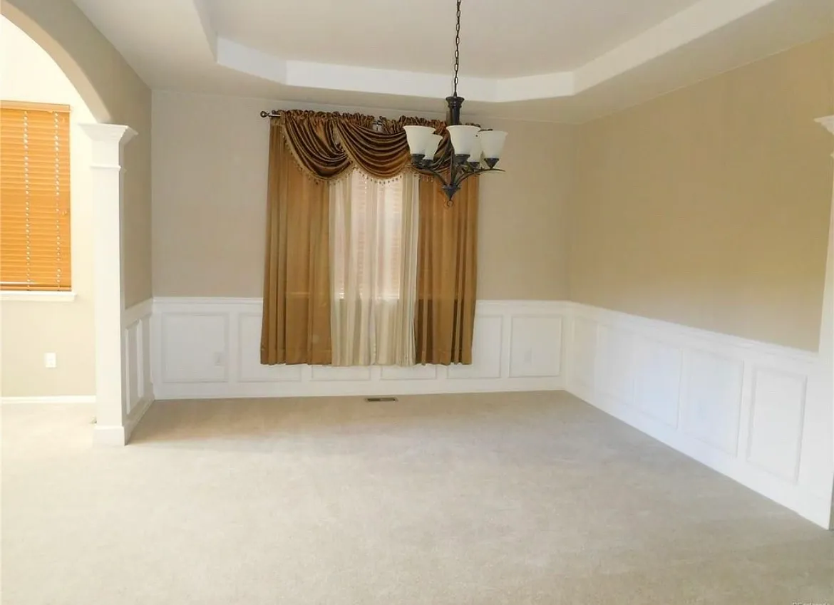 5 bed, 6128 sqft, $3,950 — Photo 3