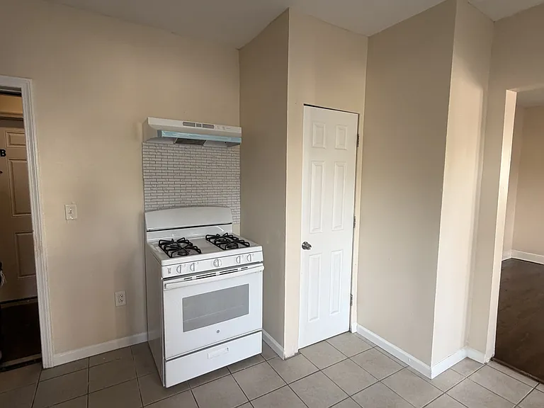 373-375 Blatchley Ave #1A — Photo 2