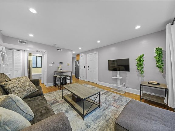 3rd image of 7423 N Sheridan Rd APT 2W