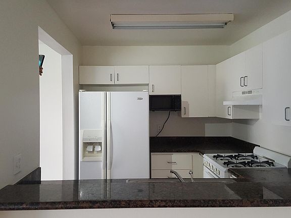 3rd image of 326 S Manhattan Pl APT 105