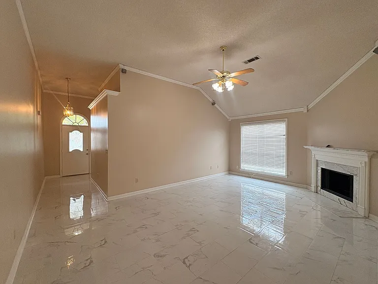 390 N Ericson Rd — Photo 2