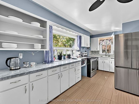 5th image of 90 Roxborough Rd