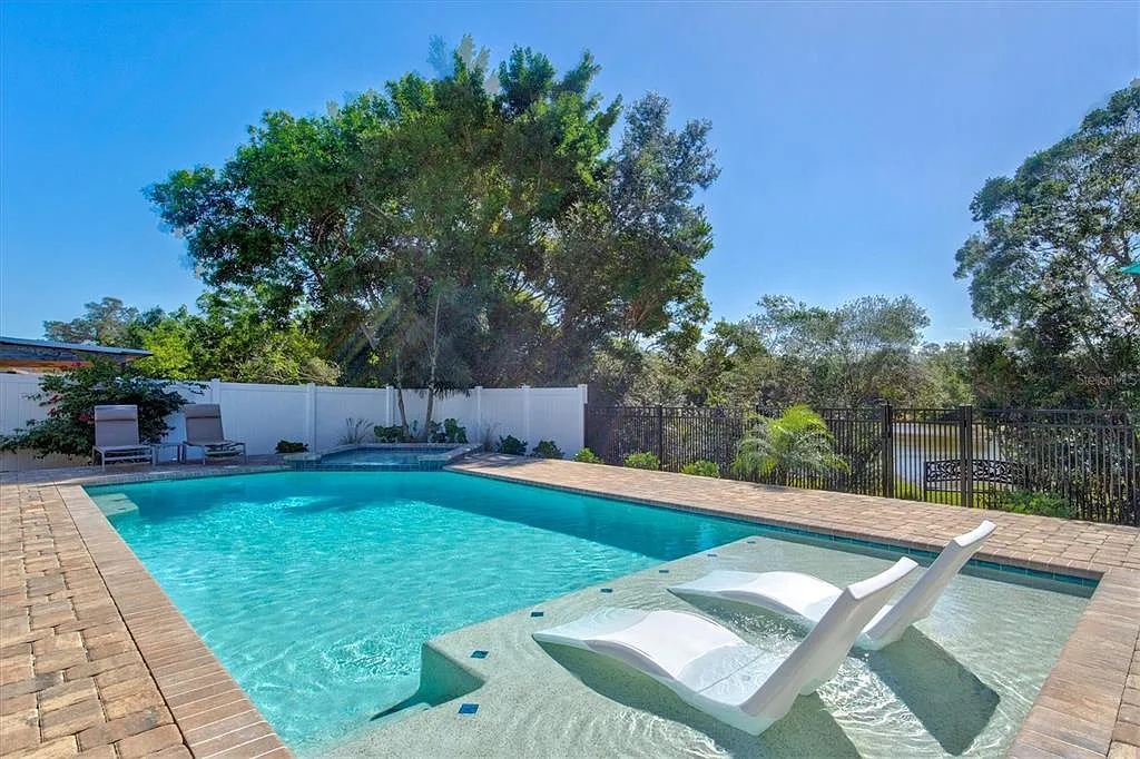 3 bed, 2.0 bath, 1105 sqft, $8,000 — Photo 2