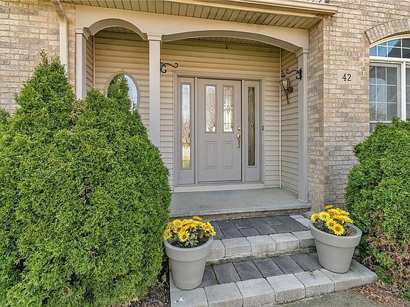 5th image of 42 Kingston Dr