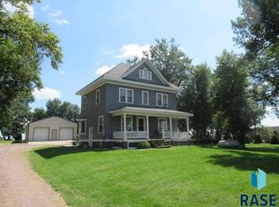 705 County Road 6 Rd, Hills, MN 56138